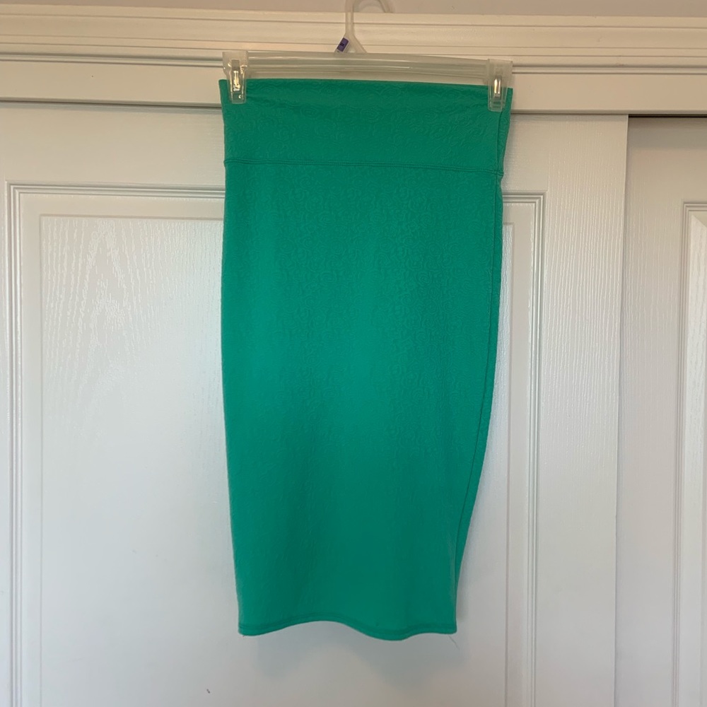Shin length skirt